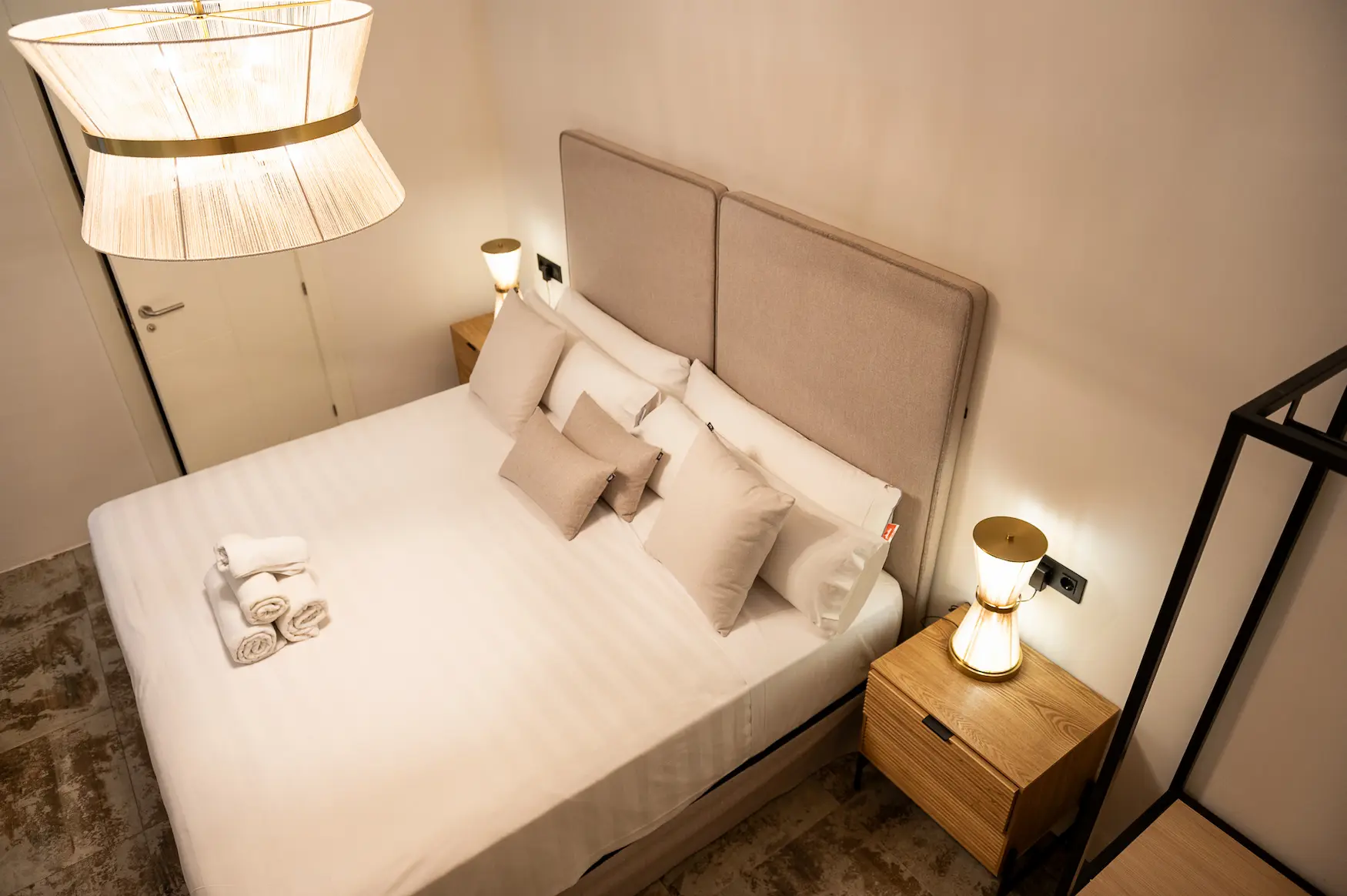 Bib-Rambla Select Room - cama doble con mesilla en habitación con encanto en Granada