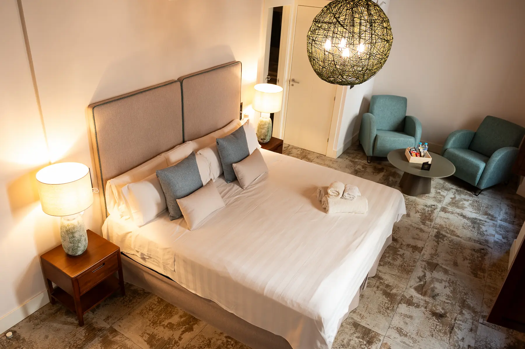 Albaicín Signature Room - habitación boutique con cama y sillón en Granada